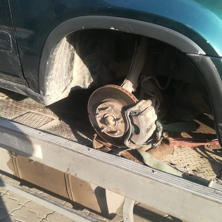 Эвакуация автомобилей без колеса с вырваной шаровой в Алматы